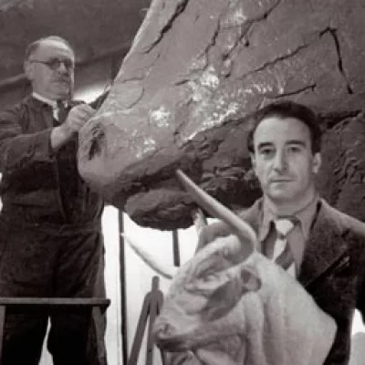 Workshop in rue Lebouis (1936).
On the stepladder, Paul Jouve working at the bull's head. Gaston Suisse is standing in front of the model.